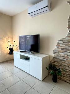 NISSI BEACH Apt 7 BIG VERANDA AND FREE WIFI