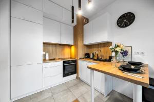 Warsaw Airport Apt - Balcony, Parking, Bus nearby - by Rentujemy