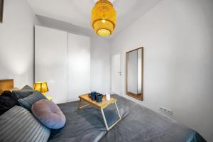 Warsaw Airport Apt - Balcony, Parking, Bus nearby - by Rentujemy