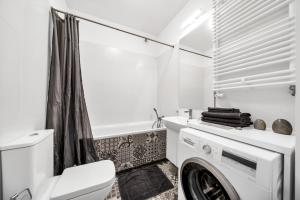 Warsaw Airport Apt - Balcony, Parking, Bus nearby - by Rentujemy