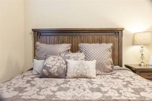 Gated townhouse with heated pool, hot tub, near US60