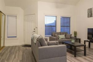 Cozy condo near MCC with pool, BBQ, covered parking