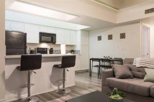 Cozy condo near MCC with pool, BBQ, covered parking