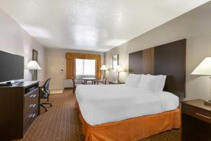 King Room room in Best Western Sawmill Inn