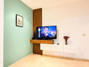 Cosy sunny 2BR - central near train and tram