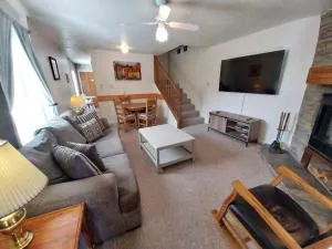 Valley Condo 101 Creekside - End Unit - Wi-Fi - Hot Tub - Fireplace - Washer - Dryer - Playground - Questa