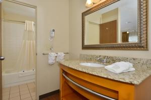 King Suite - Non-Smoking room in Best Western The Oasis at Joplin