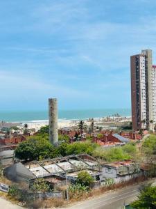 Apto com varanda e vista mar em condomínio Clube