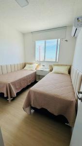 Apto com varanda e vista mar em condomínio Clube