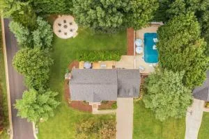 5BD Group Retreat, Pool, FirePit, Basketball, Ping Pong - High Point