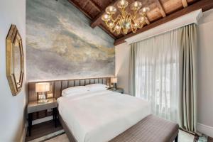 Queen Molino Superior Room
