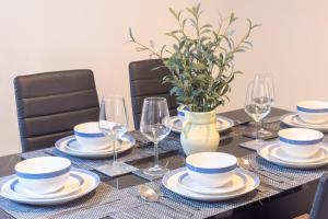 Amorly House - Sleeps 8 Free Permit Parking Big Spacious With Games Room