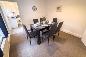 Amorly House - Sleeps 8 Free Permit Parking Big Spacious With Games Room