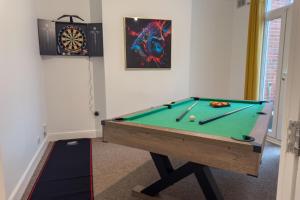 Amorly House - Sleeps 8 Free Permit Parking Big Spacious With Games Room