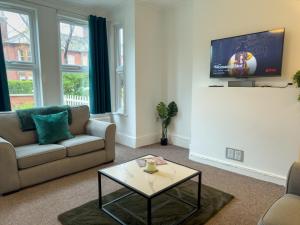 Amorly House - Sleeps 8 Free Permit Parking Big Spacious With Games Room