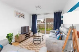 Sleek 3Bed House near Airport - بروكسبورن