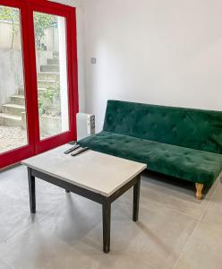 Maisons de vacances Maison Atypique acces direct Paris, Cuisine design : photos des chambres