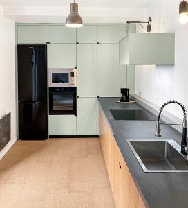 Maisons de vacances Maison Atypique acces direct Paris, Cuisine design : photos des chambres