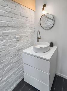 Maisons de vacances Maison Atypique acces direct Paris, Cuisine design : photos des chambres