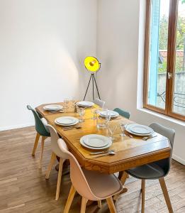 Maisons de vacances Maison Atypique acces direct Paris, Cuisine design : photos des chambres