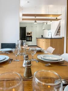 Maisons de vacances Maison Atypique acces direct Paris, Cuisine design : photos des chambres