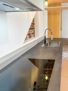 Maisons de vacances Maison Atypique acces direct Paris, Cuisine design : photos des chambres