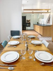 Maisons de vacances Maison Atypique acces direct Paris, Cuisine design : photos des chambres