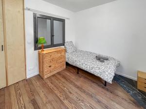 Maisons de vacances Maison Atypique acces direct Paris, Cuisine design : photos des chambres