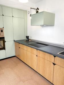 Maisons de vacances Maison Atypique acces direct Paris, Cuisine design : photos des chambres