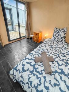 Maisons de vacances Maison Atypique acces direct Paris, Cuisine design : photos des chambres