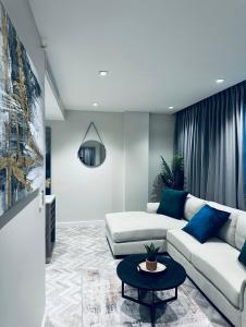 1 Bedroom Modern Apartment Foreshore Place CBD