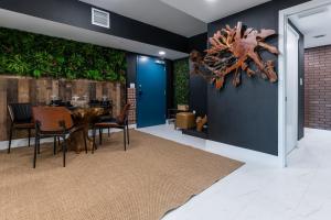 MONROE APART HOTEl