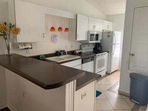 Charming 2 bdr 1 bath home fenced byard N Pensacola Pet Friendly Close to bases