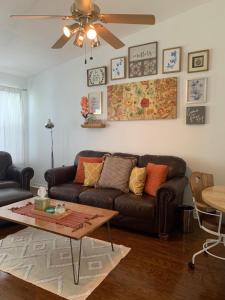 Charming 2 bdr 1 bath home fenced byard N Pensacola Pet Friendly Close to bases
