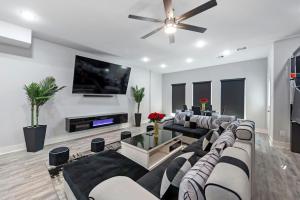 Spacious 6BD 8BA Duplex with Stunning Inside with Indoor Hoops and Big TVs