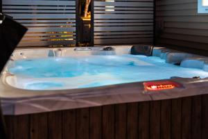 Lakefront Retreat, Mins to Dtown, Firepit, Hot Tub, Pet friendly!