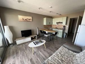 Studio avec Piscine, Parking, Clim, Plage à 50m - FR-1-702-69