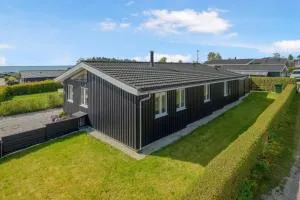Newly Built Holiday Home, Elevated At Følle Strand With A View Over Aarhus Bay, - Hornslet