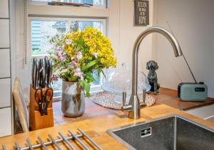 Distons Lane - Beautiful 2BD Home, Perfect For Family Retreat!