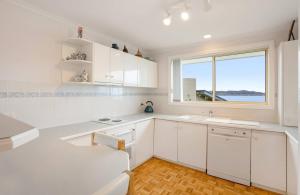 Seaside Serenity: Panoramic Waterfront Retreat