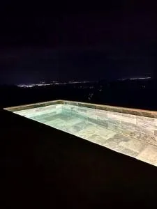 Cabaña con piscina y vista al mar - Tajo Alto