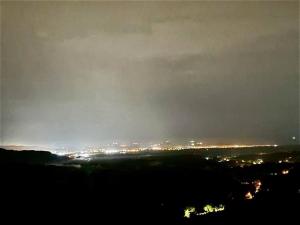 Cabaña con piscina y vista al mar