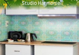 Joli studio avec terrasse, 2km A79, 6km le Pal