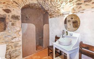 Maisons de vacances Awesome Home In Saint-Montant : Maison de Vacances Six Chambres