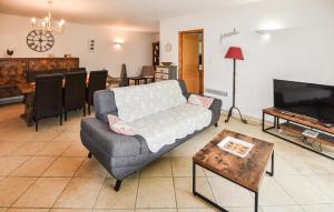 Maisons de vacances Gorgeous Home In Saint Saturnin Les Avi : photos des chambres