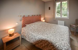 Maisons de vacances Gorgeous Home In Saint Saturnin Les Avi : photos des chambres