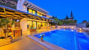 5 Bedroom Luxury Villa Seaviews - Private Heated Pool