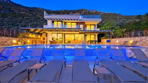 5 Bedroom Luxury Villa Seaviews - Private Heated Pool