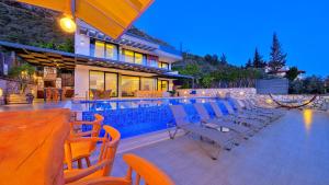 5 Bedroom Luxury Villa Seaviews - Private Heated Pool