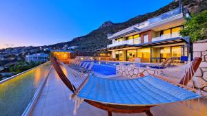 5 Bedroom Luxury Villa Seaviews - Private Heated Pool